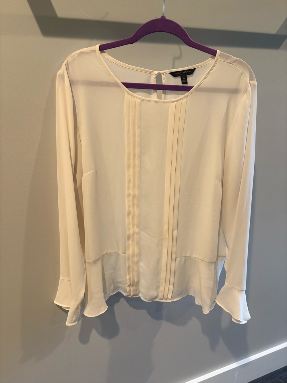 Women’s Banana Republic Cream Pleated Front Long-Sleeve Blouse